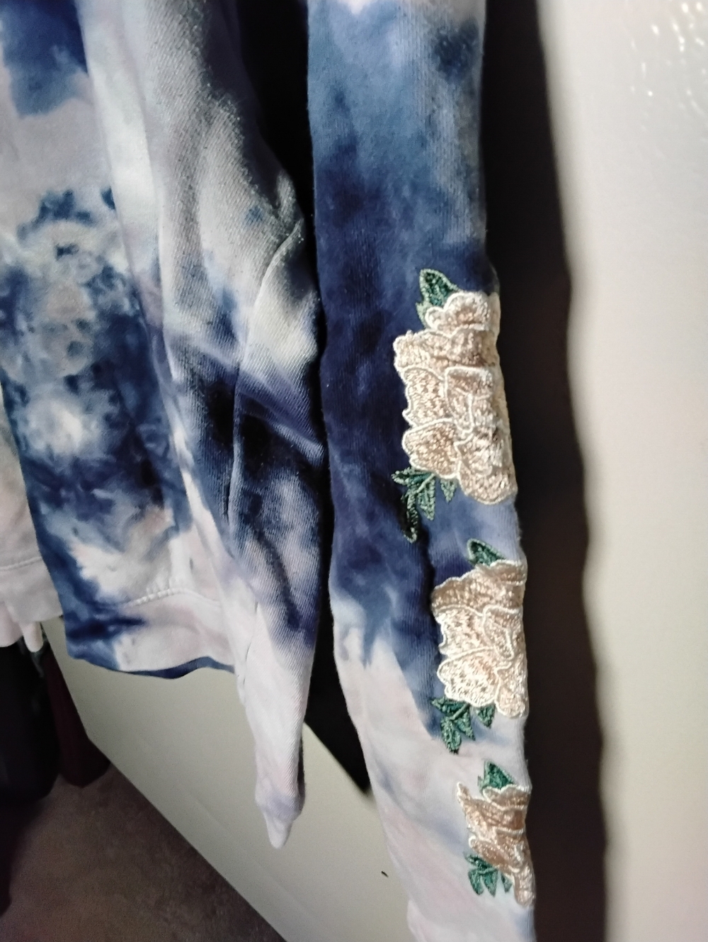 Blind Rooster "Good Vibes" Tie Dye Embroidered Rose Sleeves Sweatshirt Size M - Picture 6 of 6